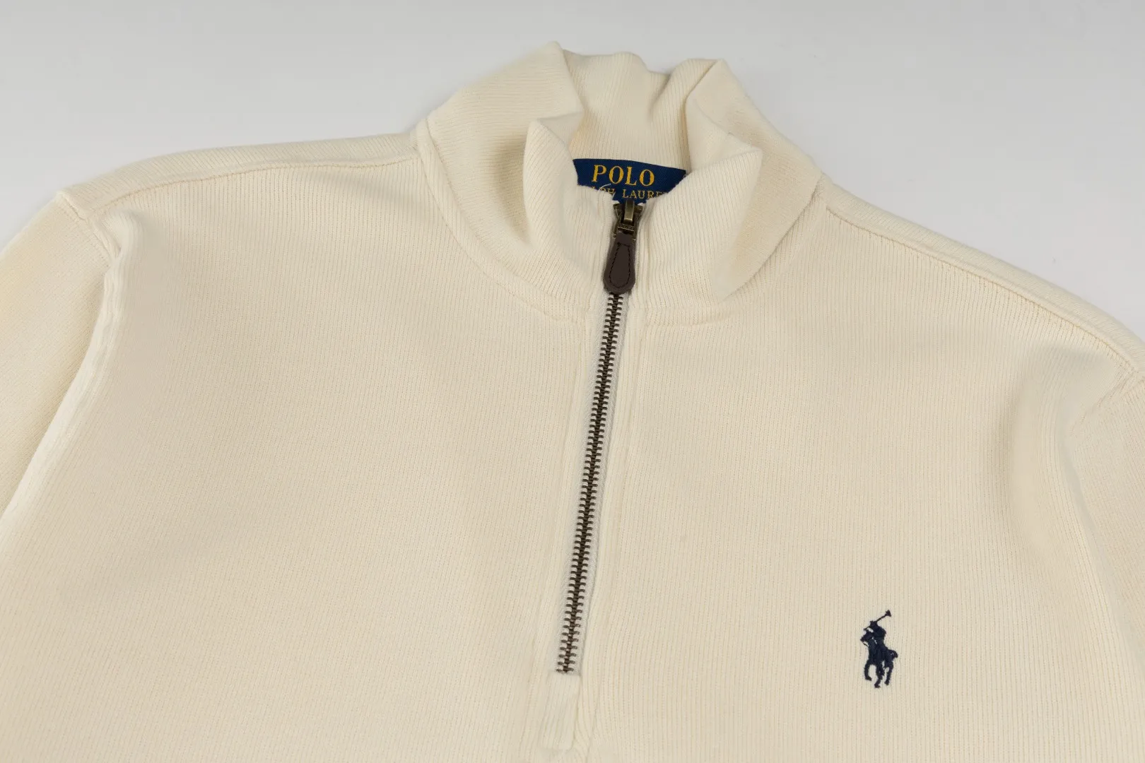 P230 #R97 Ralph lauren twelve-color embroidered pony logo half-zip high-neck long-sleeved knitted sweatshirt. The same style for men and women. The new half-zip sweatshirt for couples to wear in autumn is here! This kind of sweatshirt is really popular this year, even more popular than the hooded sweatshirt. Open the zipper and it can be used as a large lapel, which makes it more fashionable. The color of the classic design of the little war horse on the chest is matched with the embroidery. The simple zipper design echoes the brand logo, so you don’t need to match too much. The sweater version is loose enough! The fabric is custom-woven and dyed 100 cotton. 320g high gram weight 100% cotton knitted cotton with a certain thickness. The fabric is soft and comfortable, and the three-dimensional fabric is full of texture. The stitching is three needles and five threads, which is beautiful and strong. The pattern is also good. Although it is loose, it does not look bulky! - It is not a popular color scheme on the street. The color is pure and highly recommended. The upper body has a particularly high rate of turning heads. Loose style. Big drop shoulder OS style. Same style for men and women. Couple wear. Versatile and practical! Color: Gray, navy, khaki, green label, oatmeal brown label, apricot, black, army green, burgundy, pink, dark gray, light blue, white. Size: S M L XL Length: 70/72/74/76 Bust: 53.5/55.5/57.5/58.5 Shoulder width: 44/45/46/47 Sleeve length: 61/62/63/64